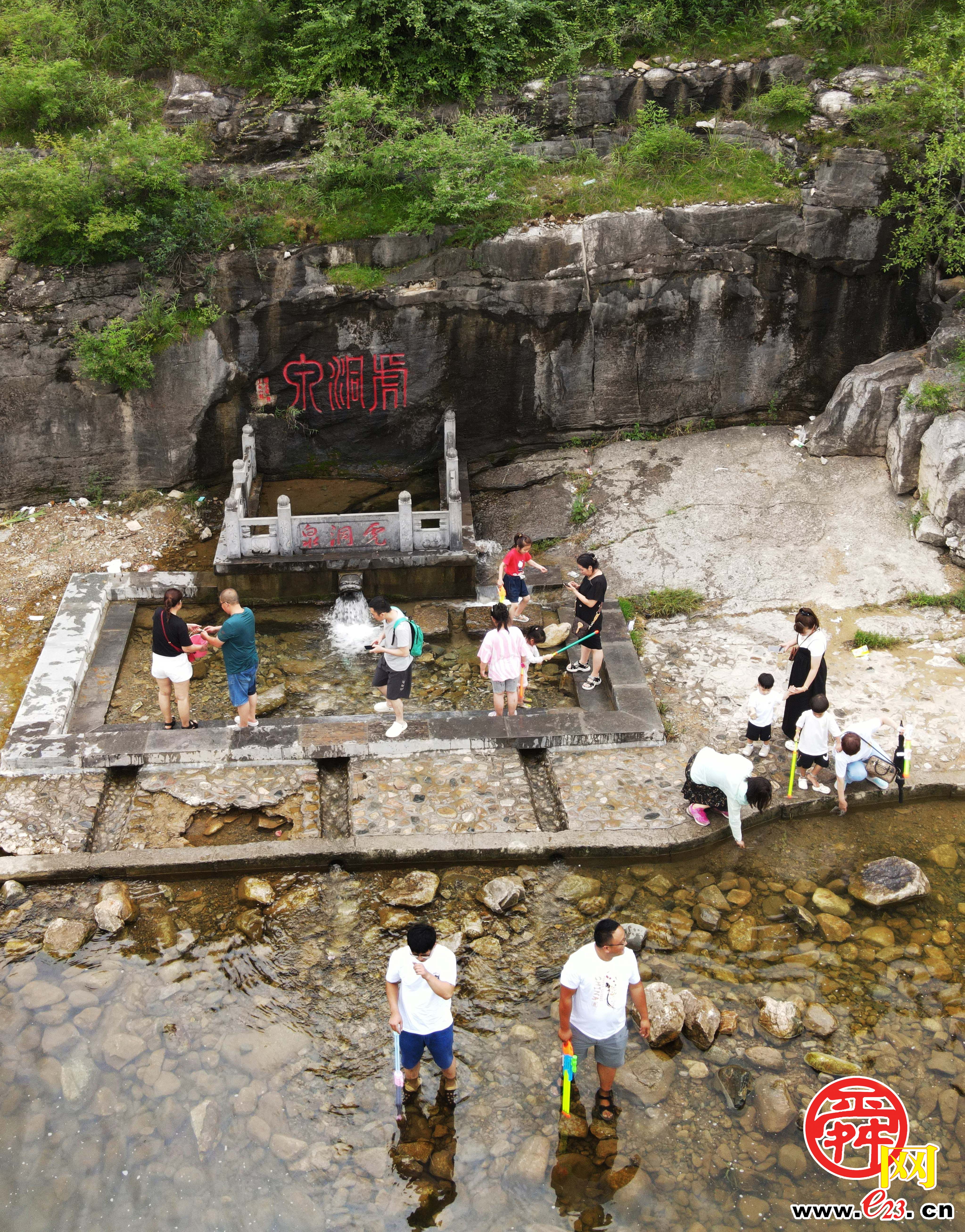 清泉喷涌 河溪飞瀑！到南山探泉戏水 乐享周末