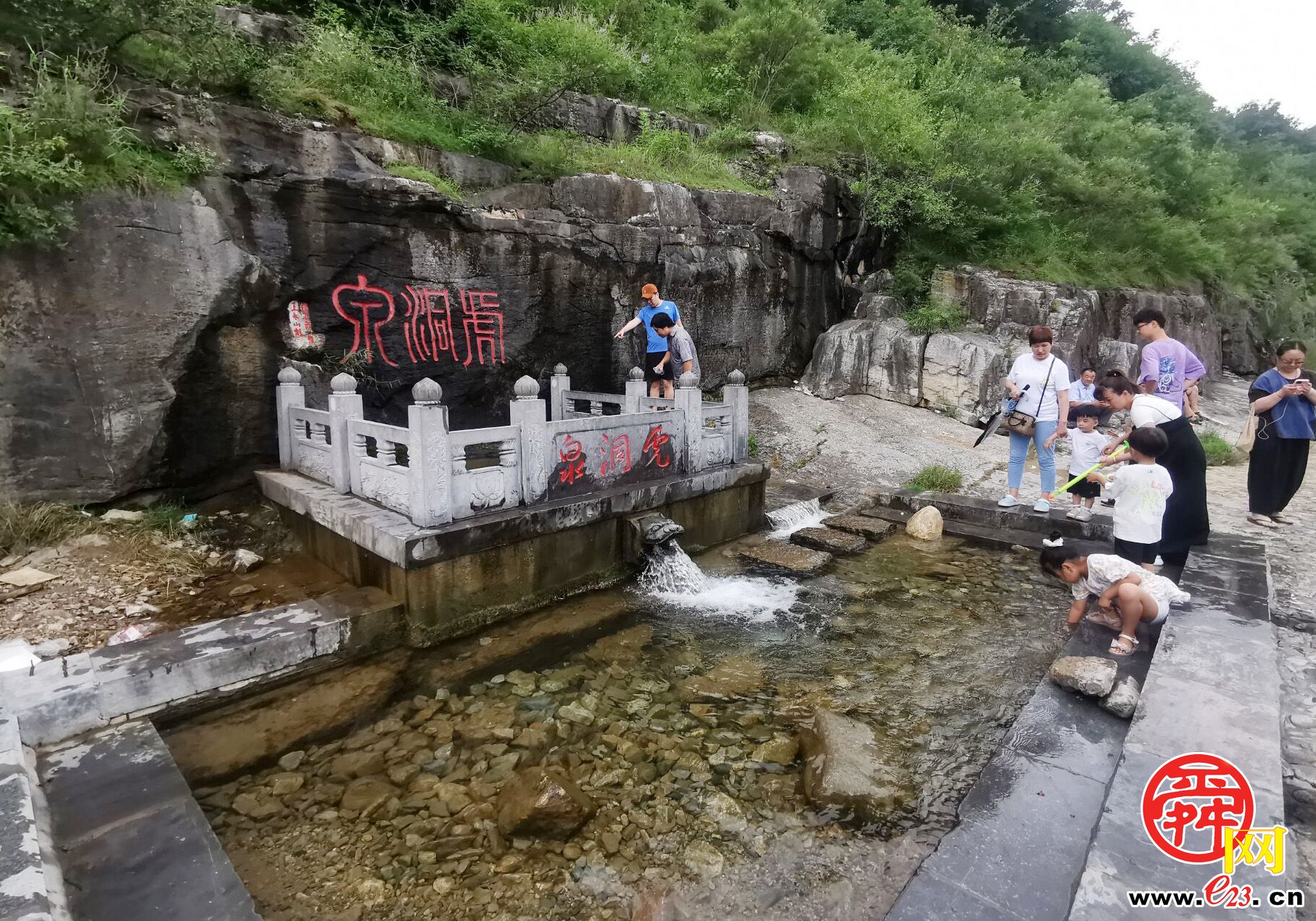 清泉喷涌 河溪飞瀑！到南山探泉戏水 乐享周末