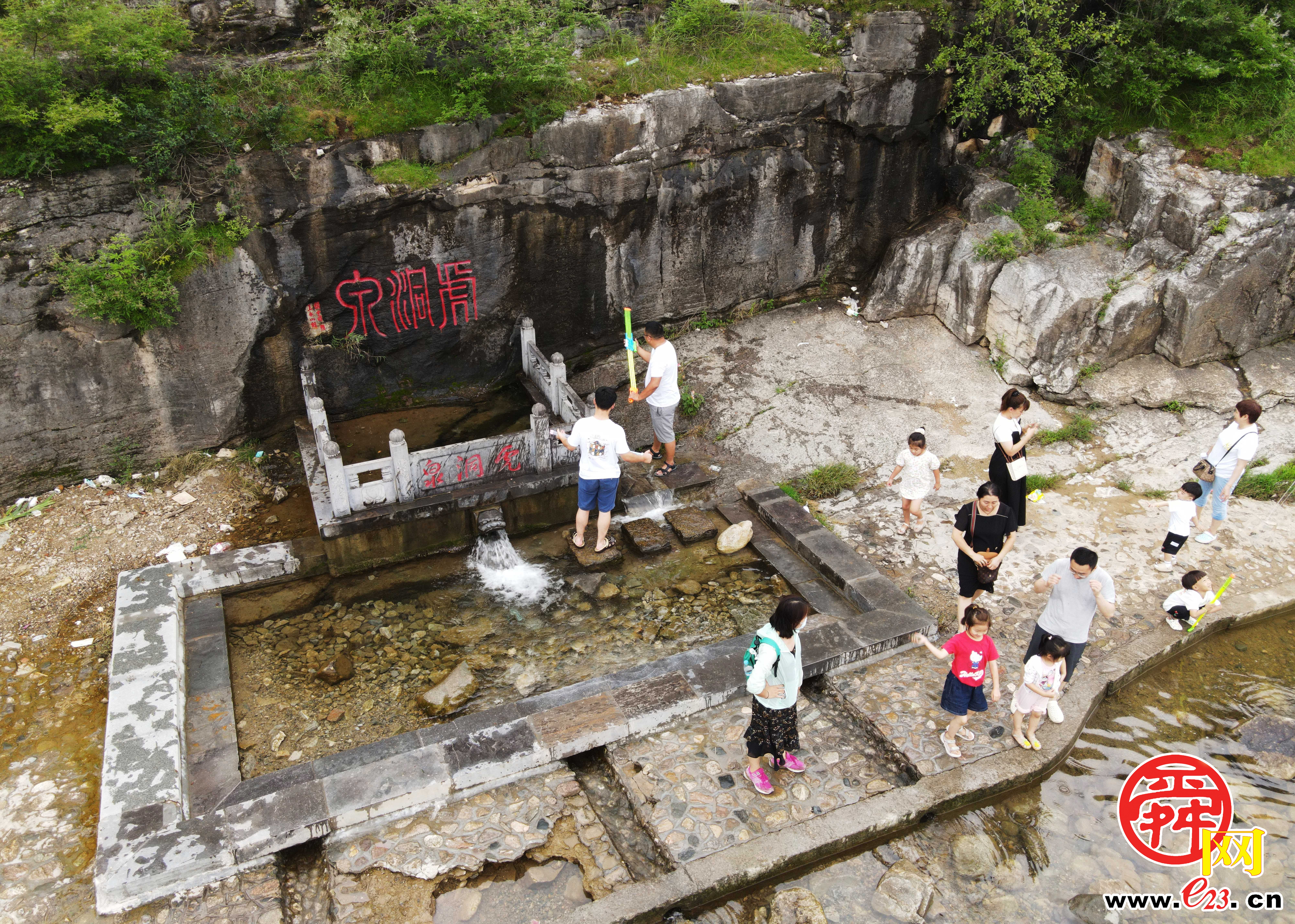 清泉喷涌 河溪飞瀑！到南山探泉戏水 乐享周末