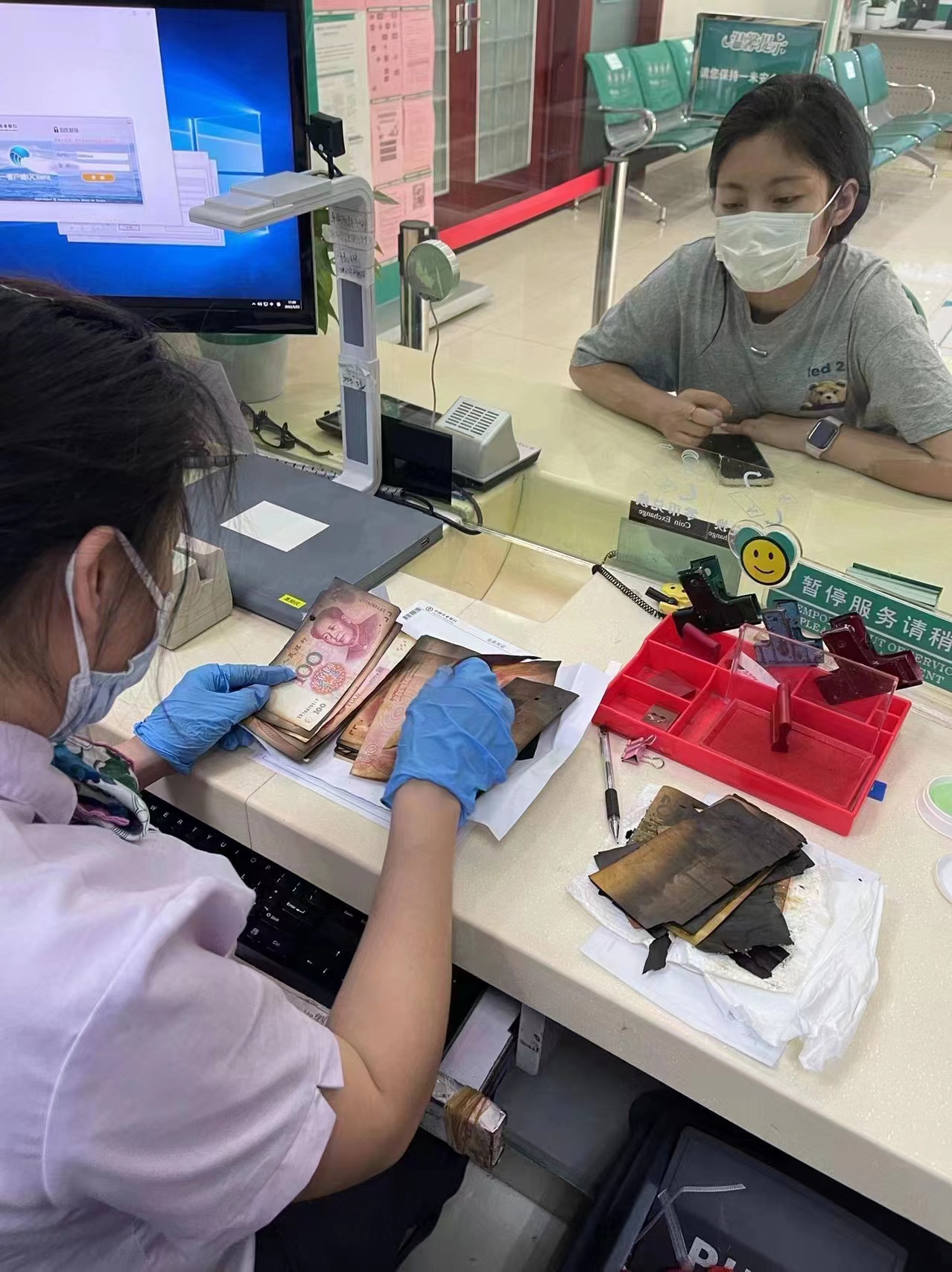 农行济南天桥堤口路支行员工全力清点兑换火烧币受称赞