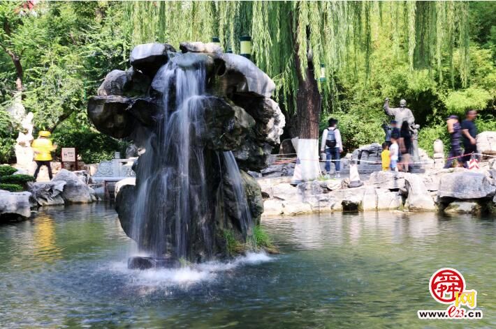 快瞧！奇观“月牙飞瀑”泉眼喷涌景象难得一见