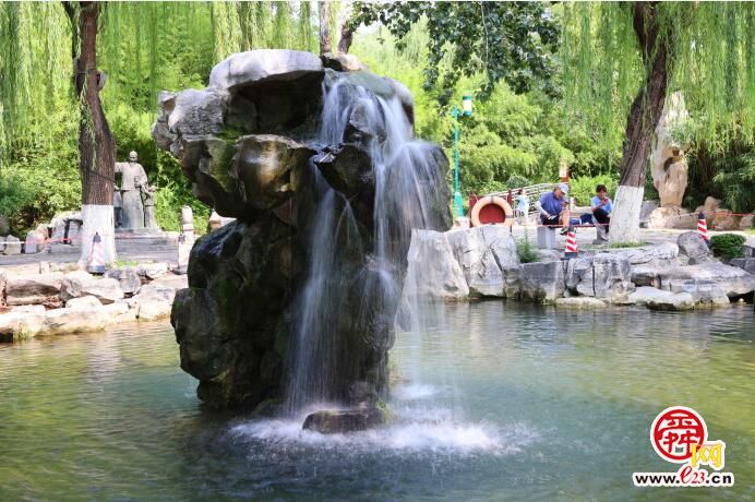 快瞧！奇观“月牙飞瀑”泉眼喷涌景象难得一见