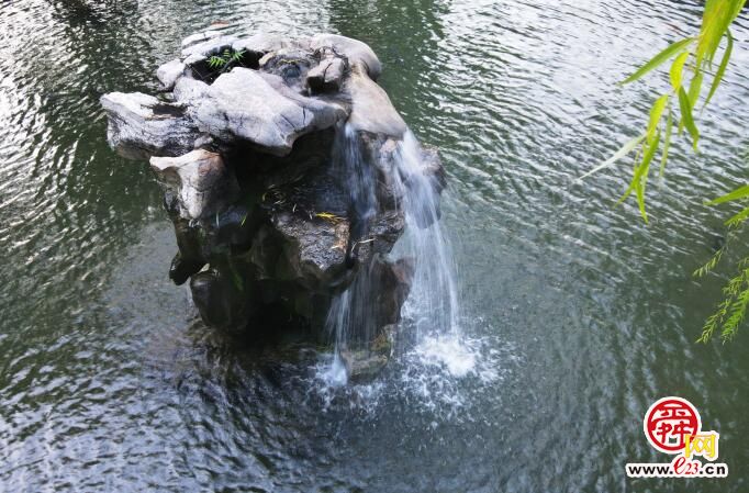 快瞧！奇观“月牙飞瀑”泉眼喷涌景象难得一见