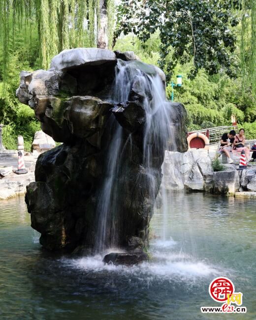 快瞧！奇观“月牙飞瀑”泉眼喷涌景象难得一见