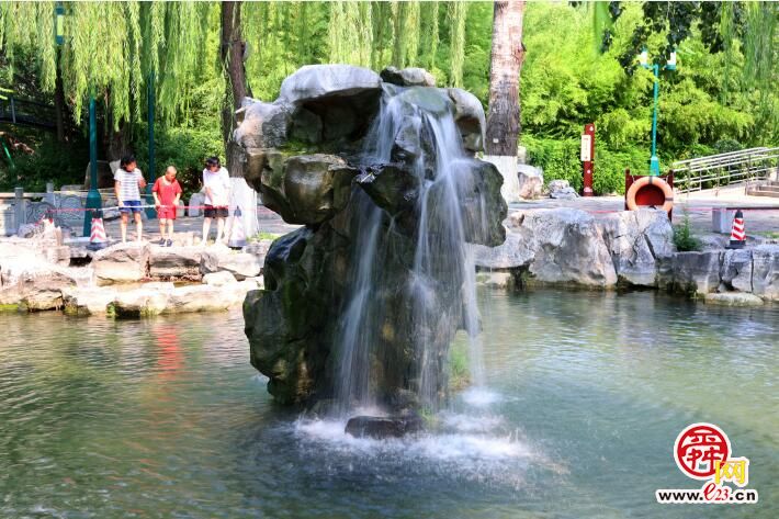 快瞧！奇观“月牙飞瀑”泉眼喷涌景象难得一见