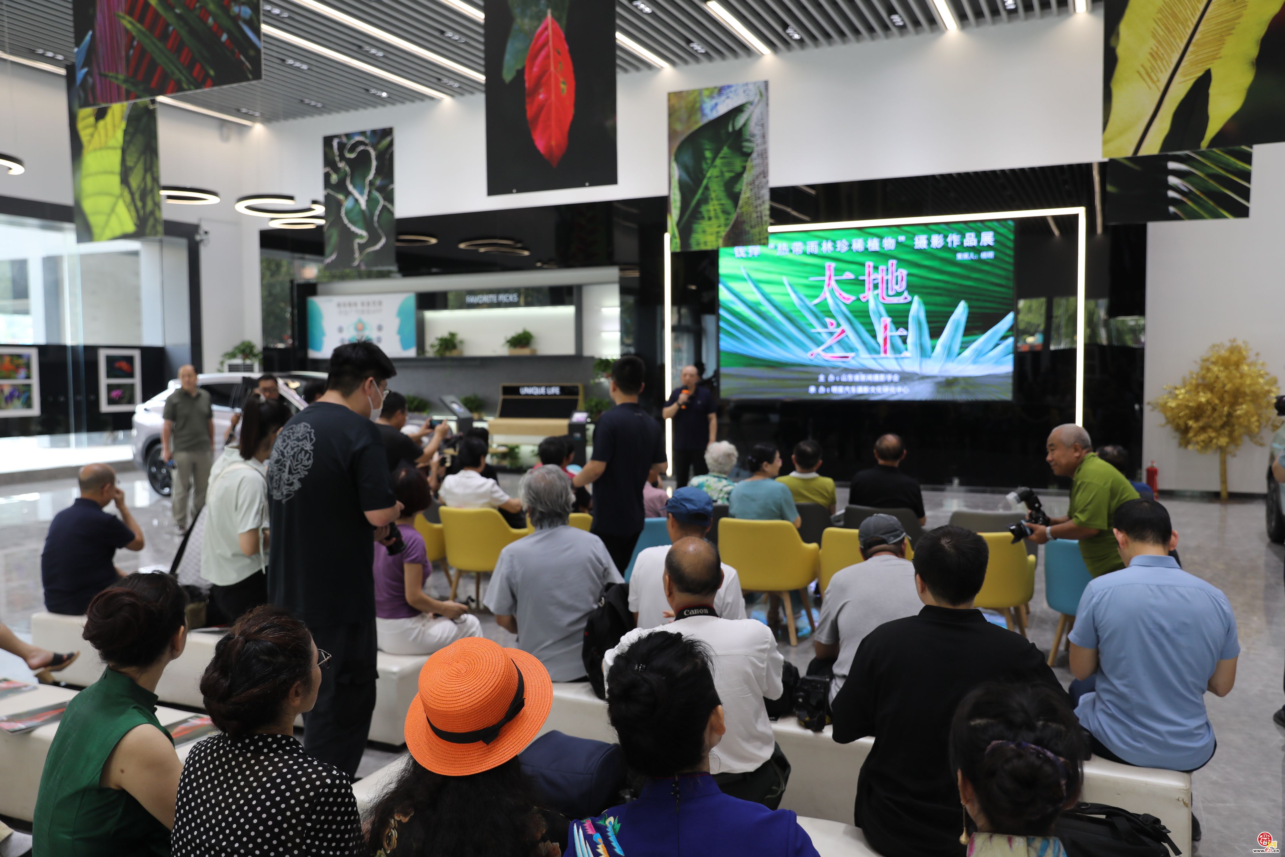 钱捍《大地之上》摄影展济南开幕