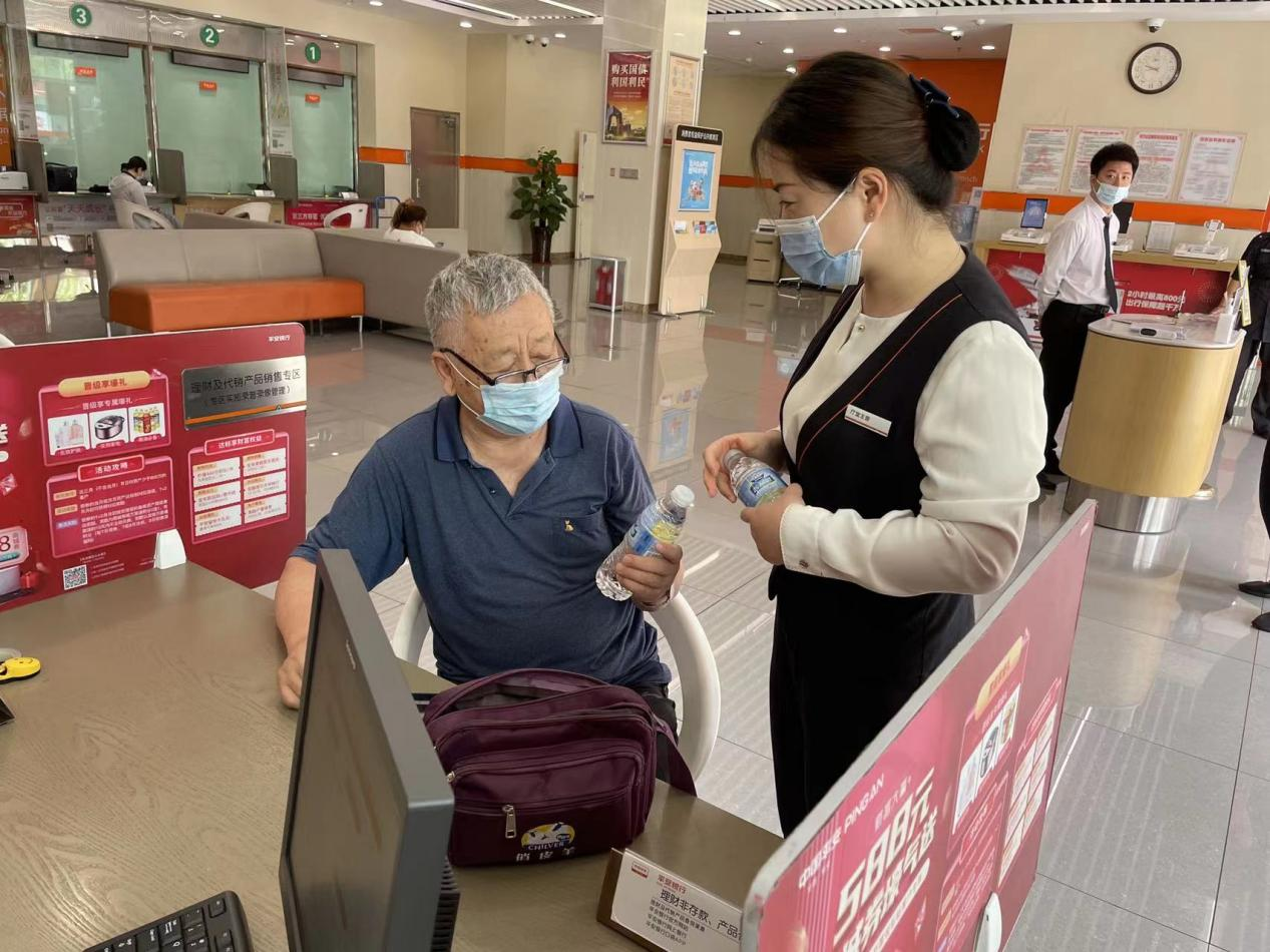 平安银行济南分行：高温慰问送清凉?情系一线暖人心