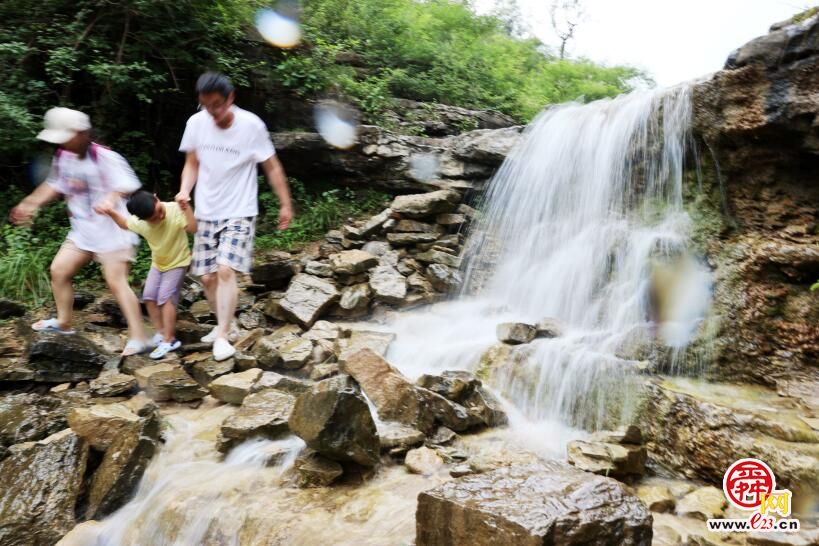 溪流飞瀑 泉水潺潺！被誉为济南的张家界，一个距离市区最近的大峡谷