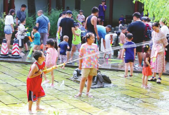 Playing in Summer Coolness as Scorching Temperature Hits Ji’nan