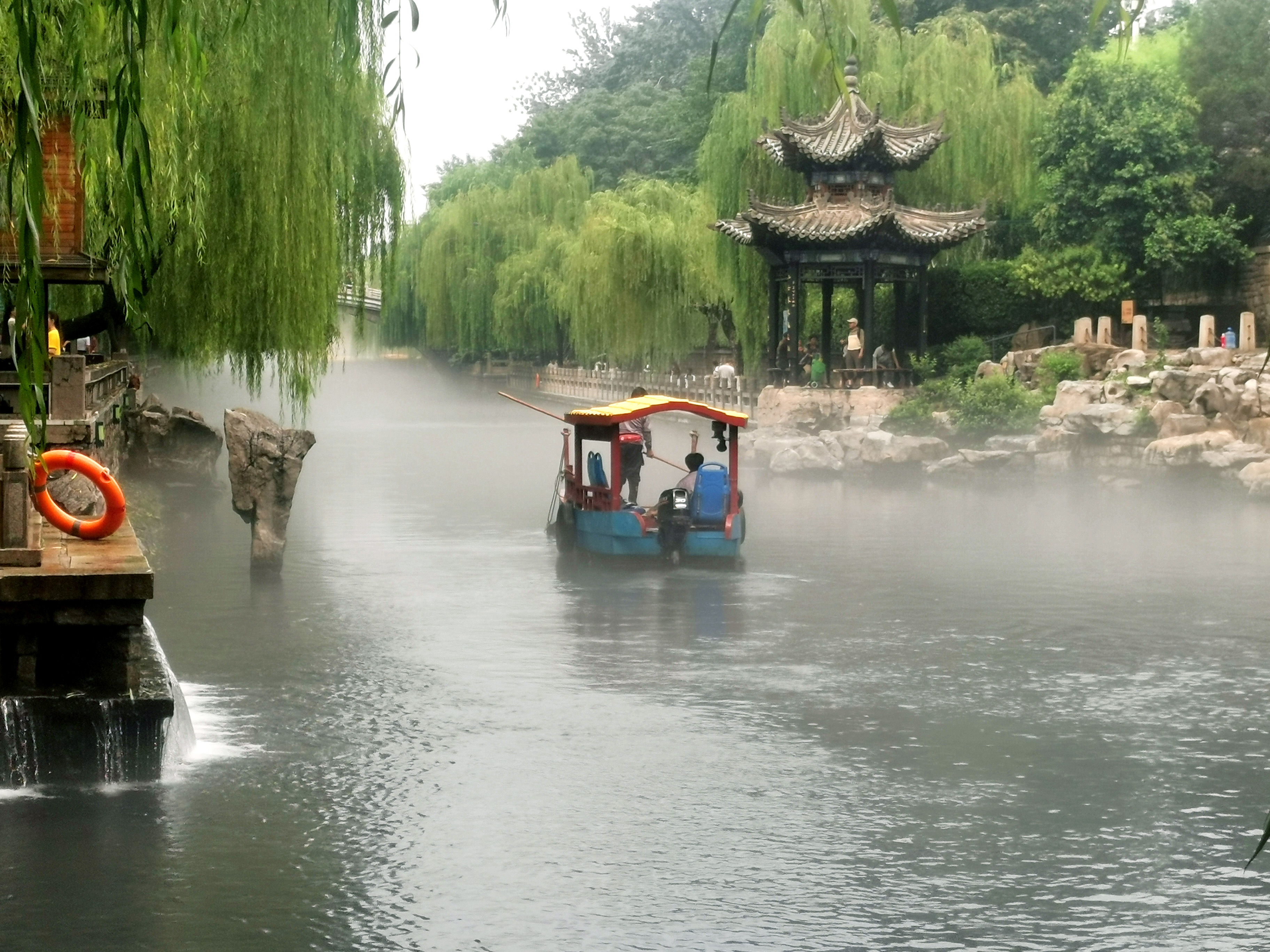 “云雾润蒸”护城河