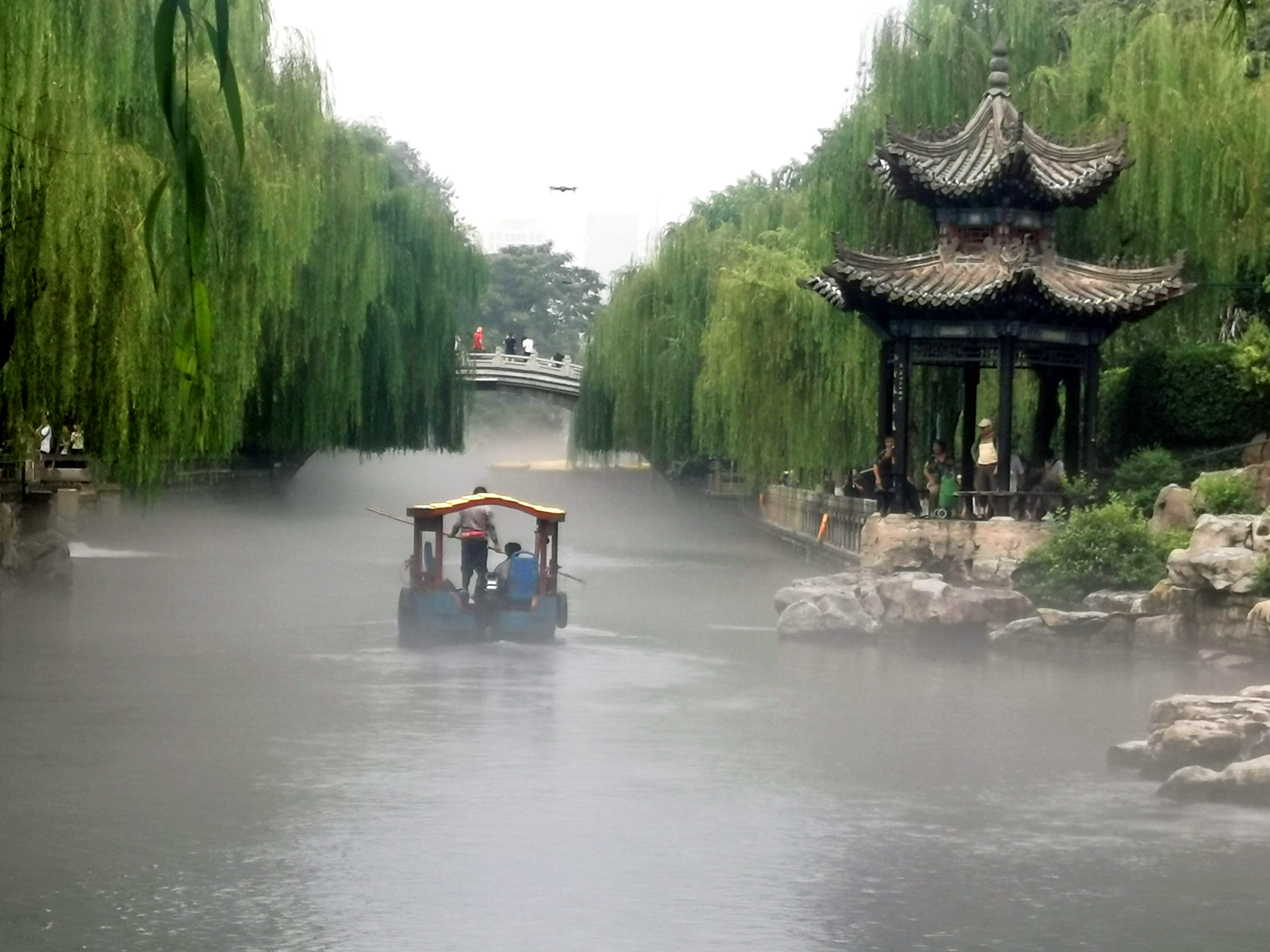 “云雾润蒸”护城河