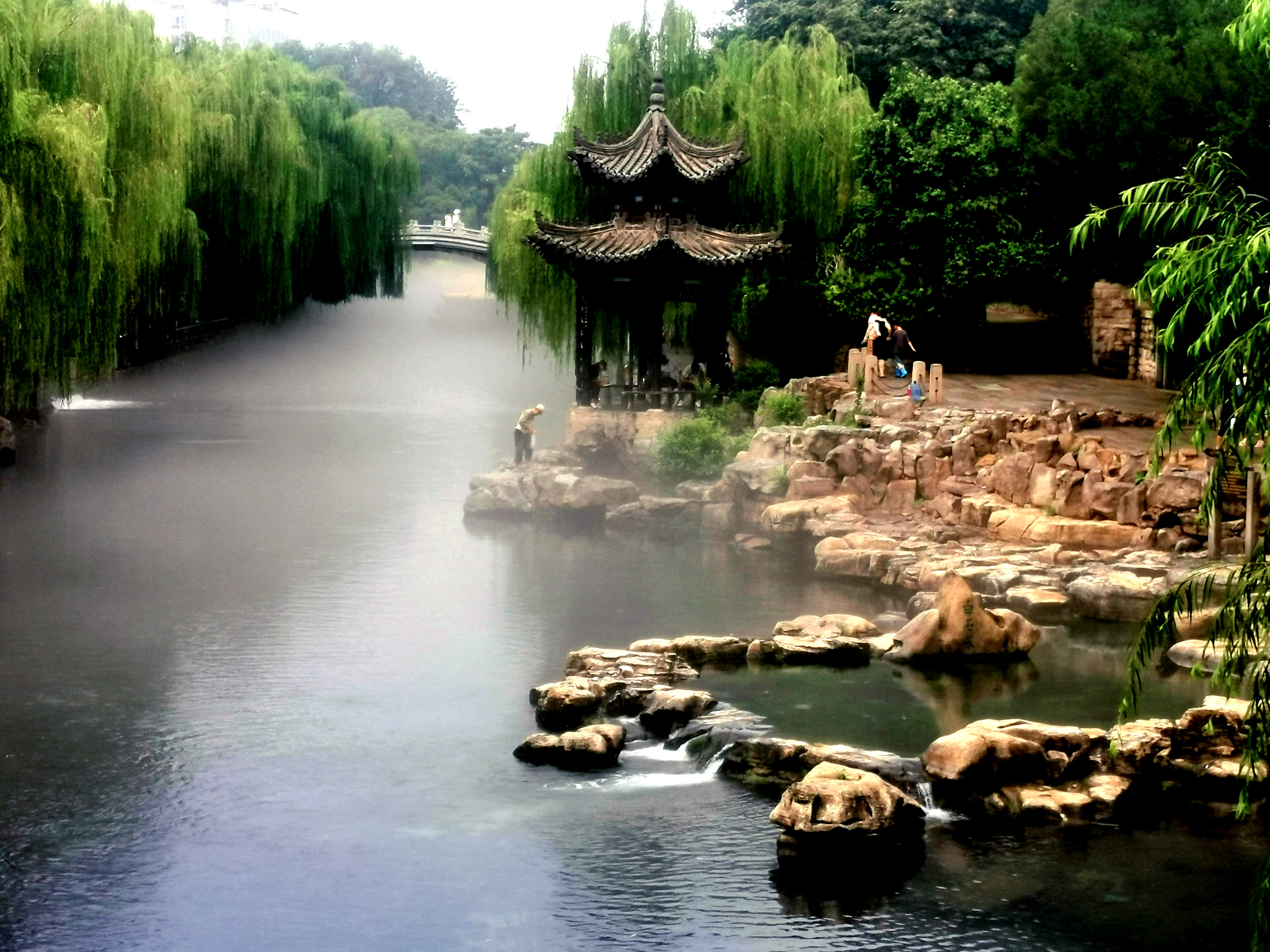 “云雾润蒸”护城河