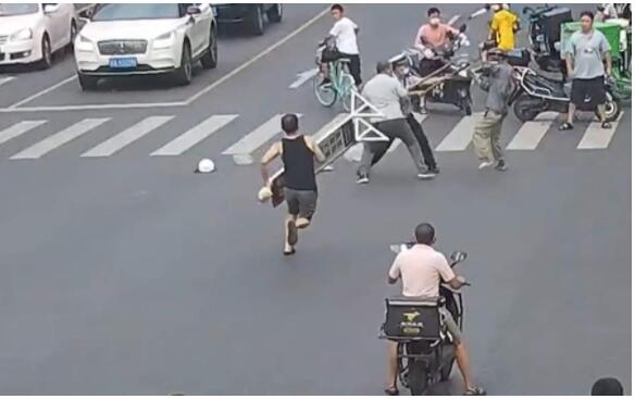 成都辅警符杰:见”铲子哥“过来,我就松了口气