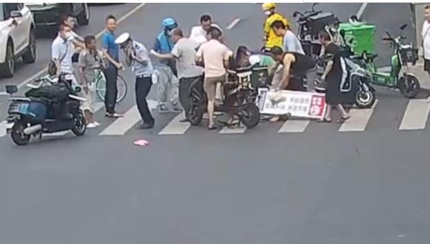 成都辅警符杰:见”铲子哥“过来,我就松了口气