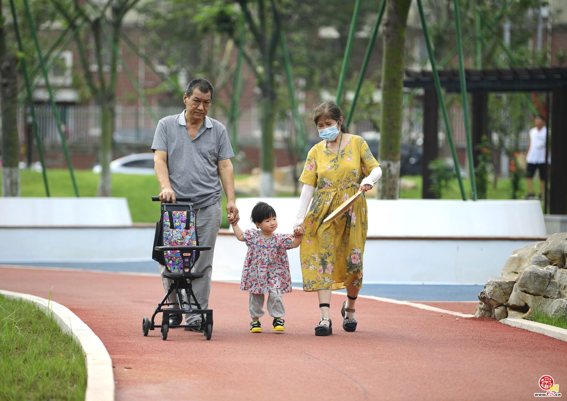 梧桐为景，彩路当环 街心游园提升城市品质