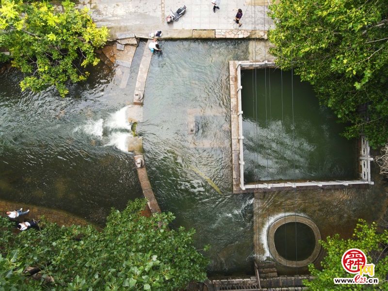 群山环抱、平地涌泉、小桥流水，济南这个村有泉有景，一帧一画皆是心动!