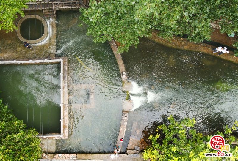 群山环抱、平地涌泉、小桥流水，济南这个村有泉有景，一帧一画皆是心动!