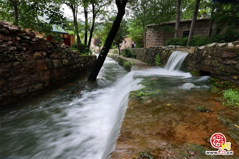 群山环抱、平地涌泉、小桥流水，济南这个村有泉有景，一帧一画皆是心动!