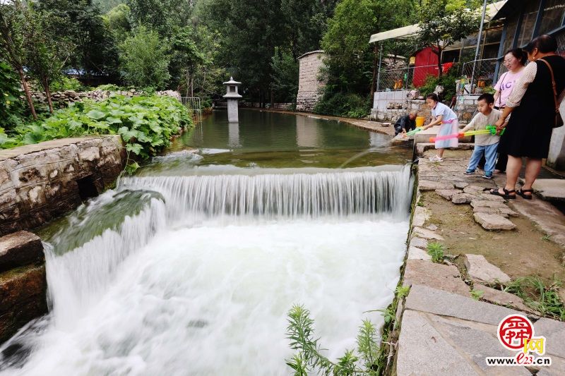 群山环抱、平地涌泉、小桥流水，济南这个村有泉有景，一帧一画皆是心动!