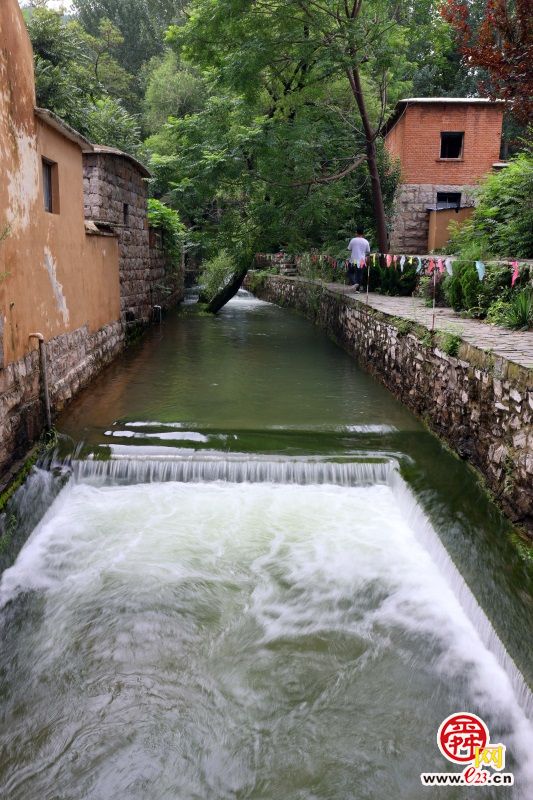群山环抱、平地涌泉、小桥流水，济南这个村有泉有景，一帧一画皆是心动!