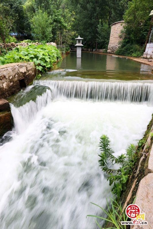 群山环抱、平地涌泉、小桥流水，济南这个村有泉有景，一帧一画皆是心动!