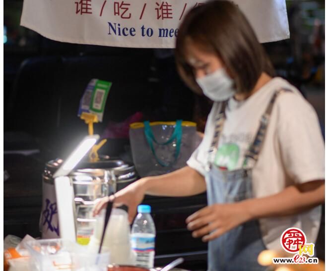 夜市里的摆摊青年 情怀照进现实，是不一样的城市“烟火”