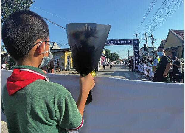 一路上社会车辆主动打开双闪护送 村民们排长队送别烈火英雄万惠文