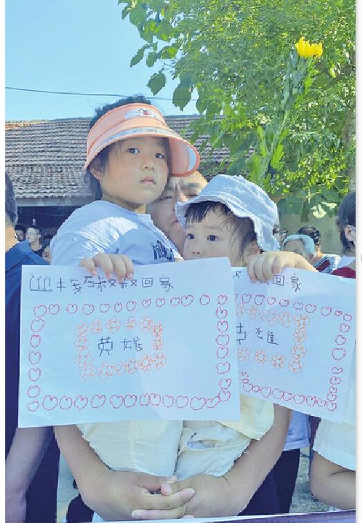 一路上社会车辆主动打开双闪护送 村民们排长队送别烈火英雄万惠文