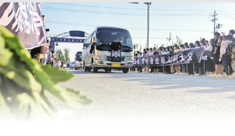 一路上社会车辆主动打开双闪护送 村民们排长队送别烈火英雄万惠文