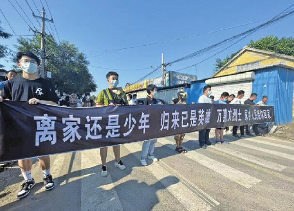 一路上社会车辆主动打开双闪护送 村民们排长队送别烈火英雄万惠文