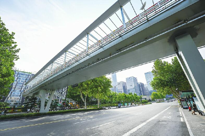 首个玻璃顶过街天桥现身