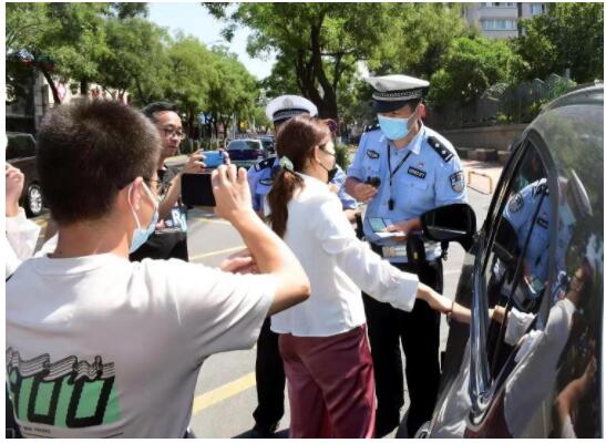 济南交警直播无人机抓拍机动车不礼让行人 被抓到罚款50元扣3分