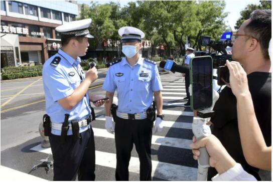 济南交警直播无人机抓拍机动车不礼让行人 被抓到罚款50元扣3分