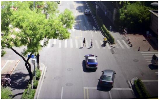 济南交警直播无人机抓拍机动车不礼让行人 被抓到罚款50元扣3分