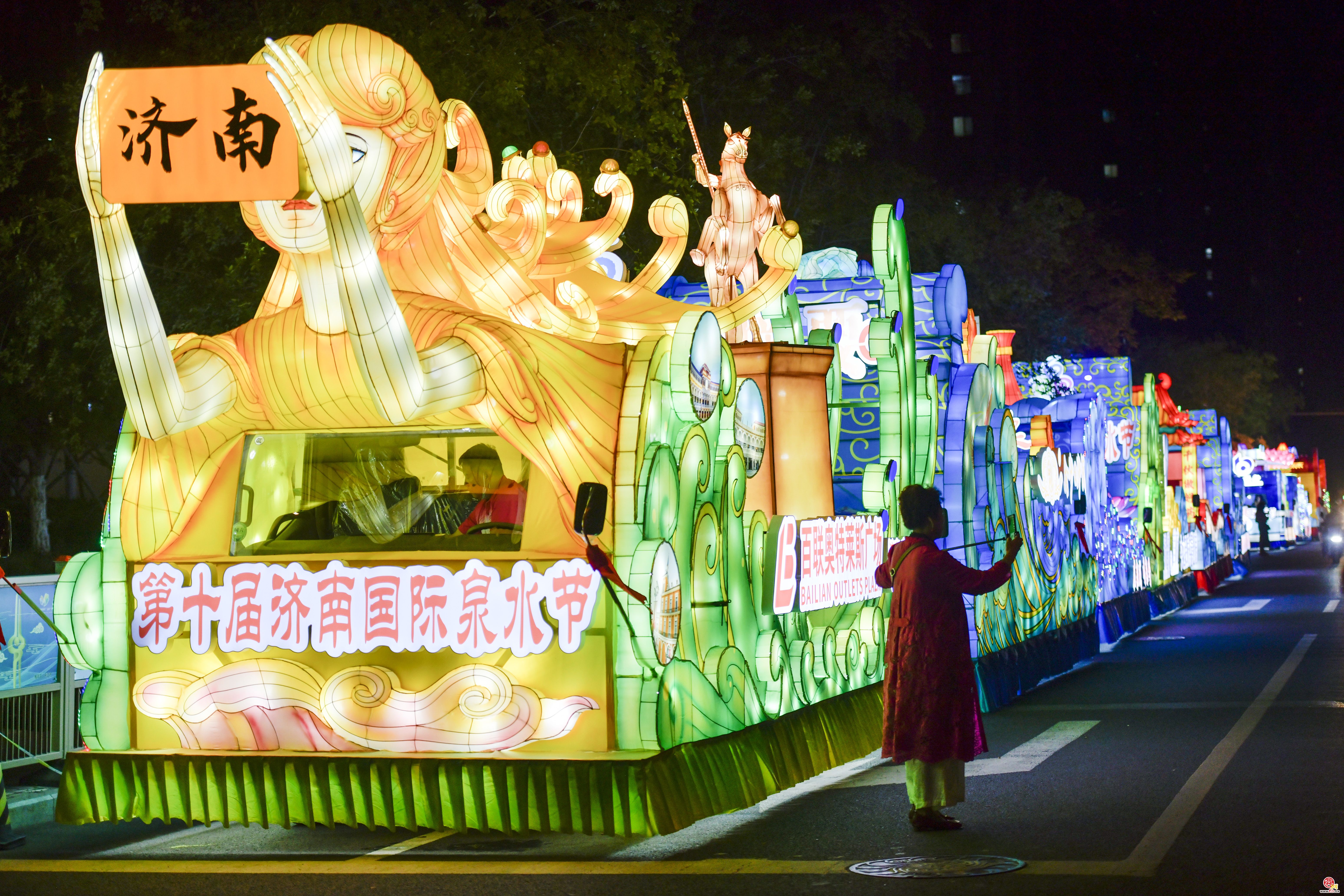 泉水节花车首亮相!花车巡游6日开始啦