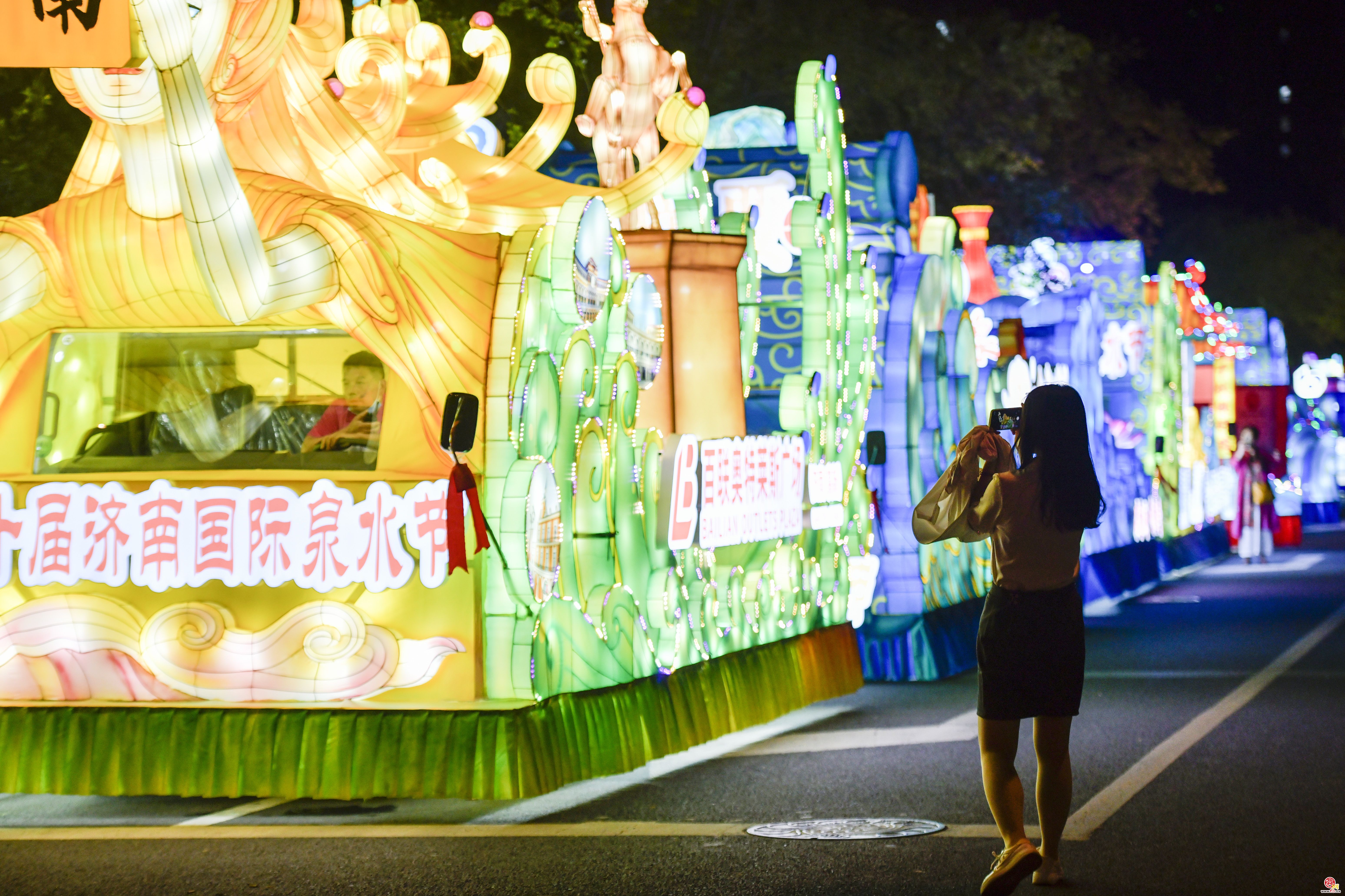 泉水节花车首亮相!花车巡游6日开始啦