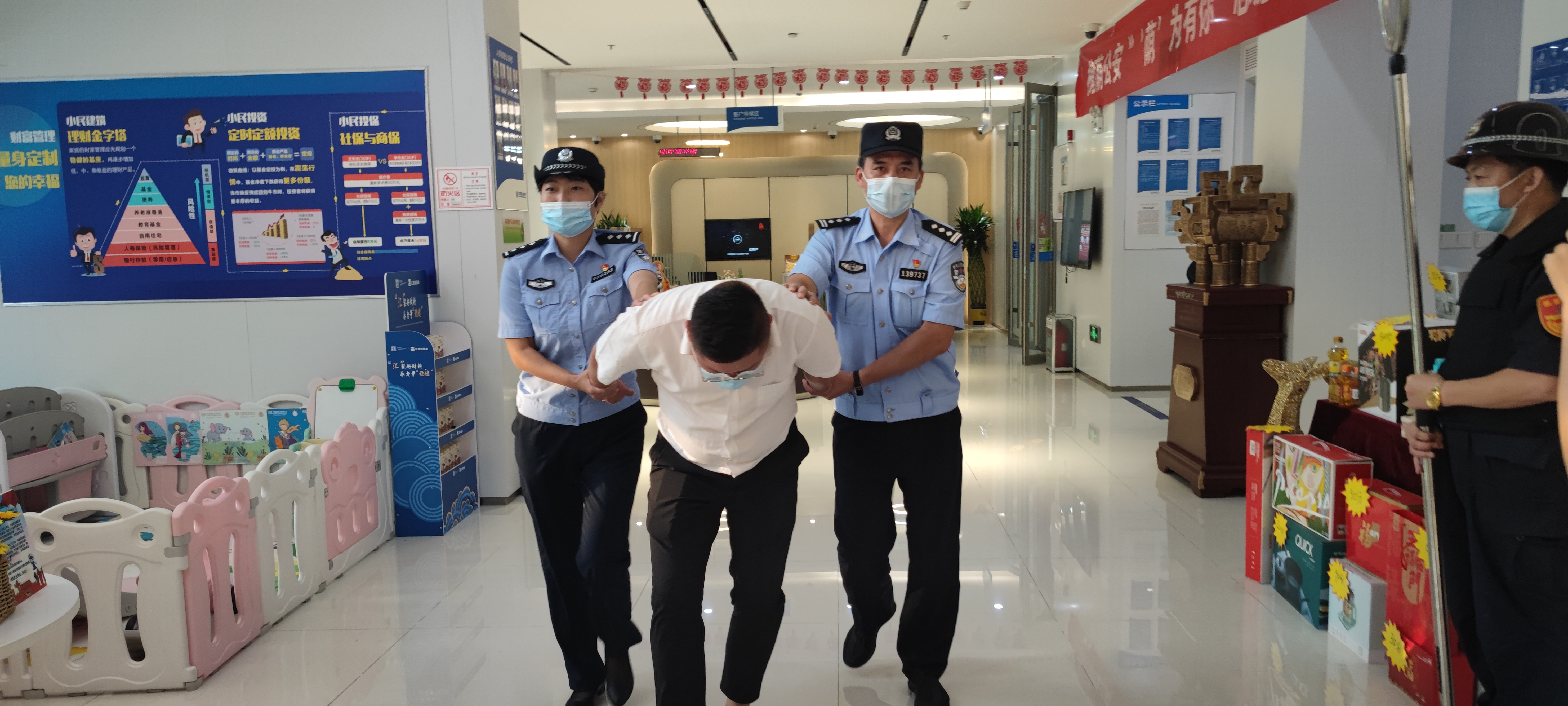 警银合力 安全护航---民生银行济南西城支行开展反恐防暴应急演练