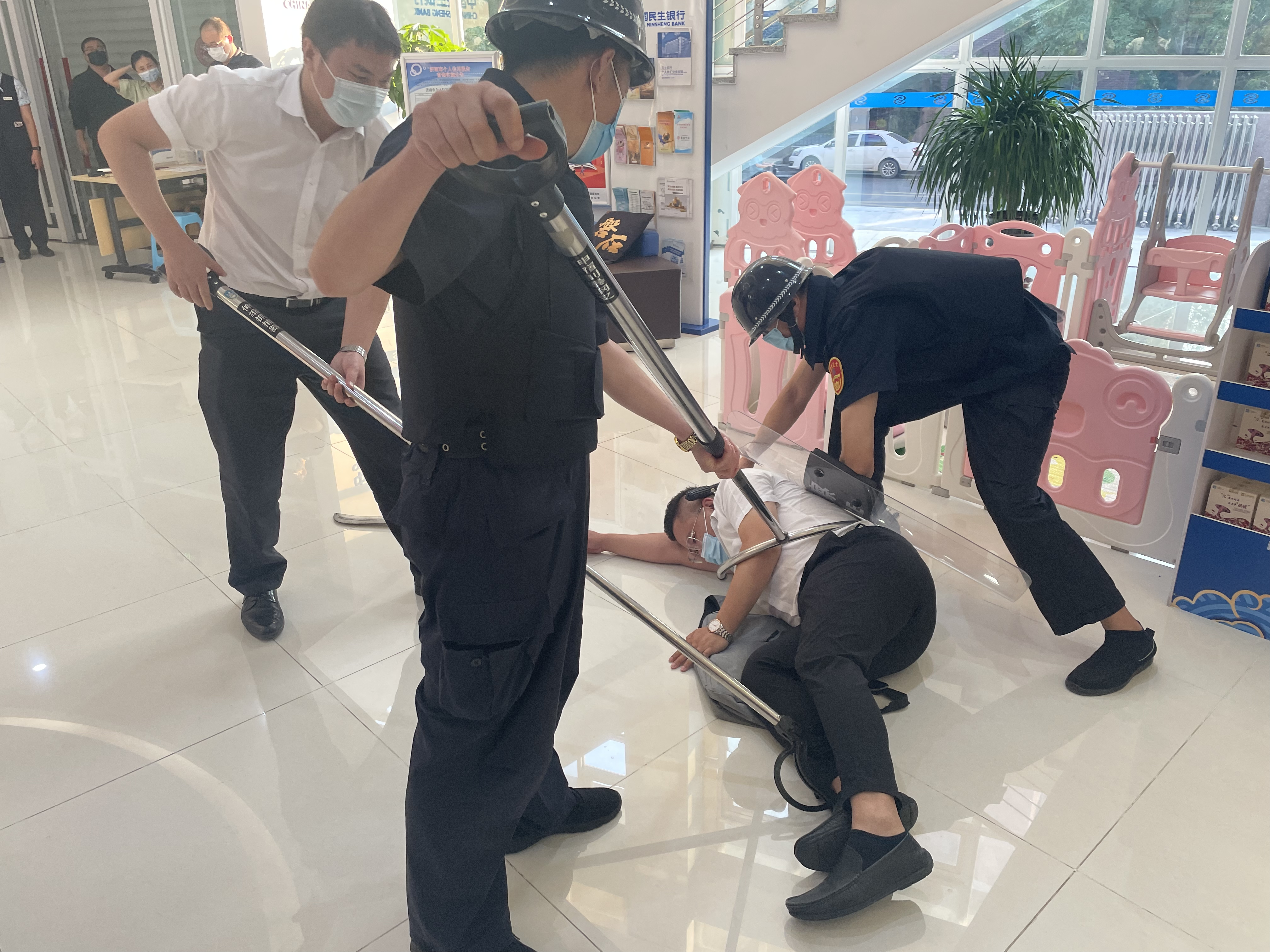 警银合力 安全护航---民生银行济南西城支行开展反恐防暴应急演练