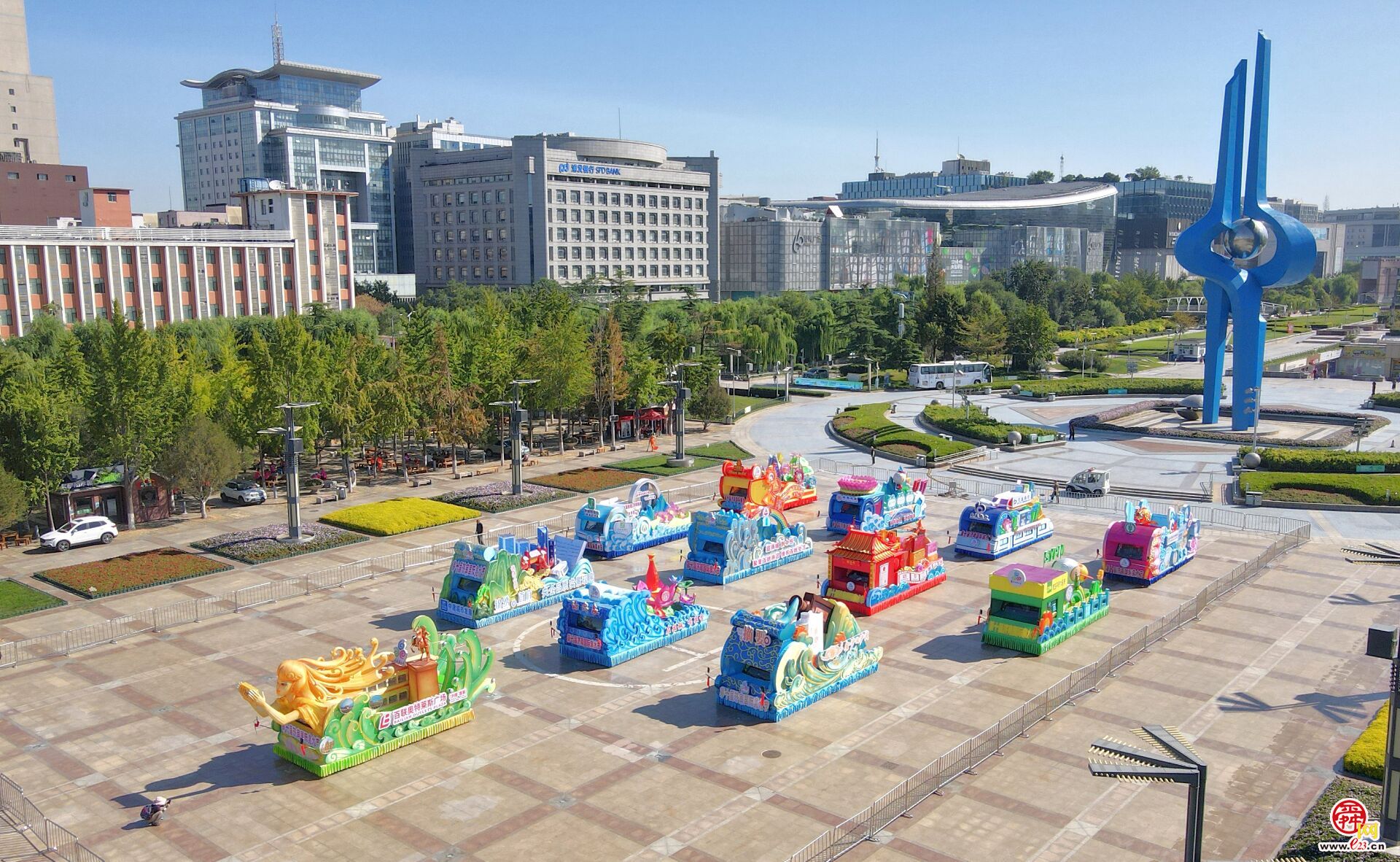 泉水节花车巡游，济南街头一道流动的靓丽风景线