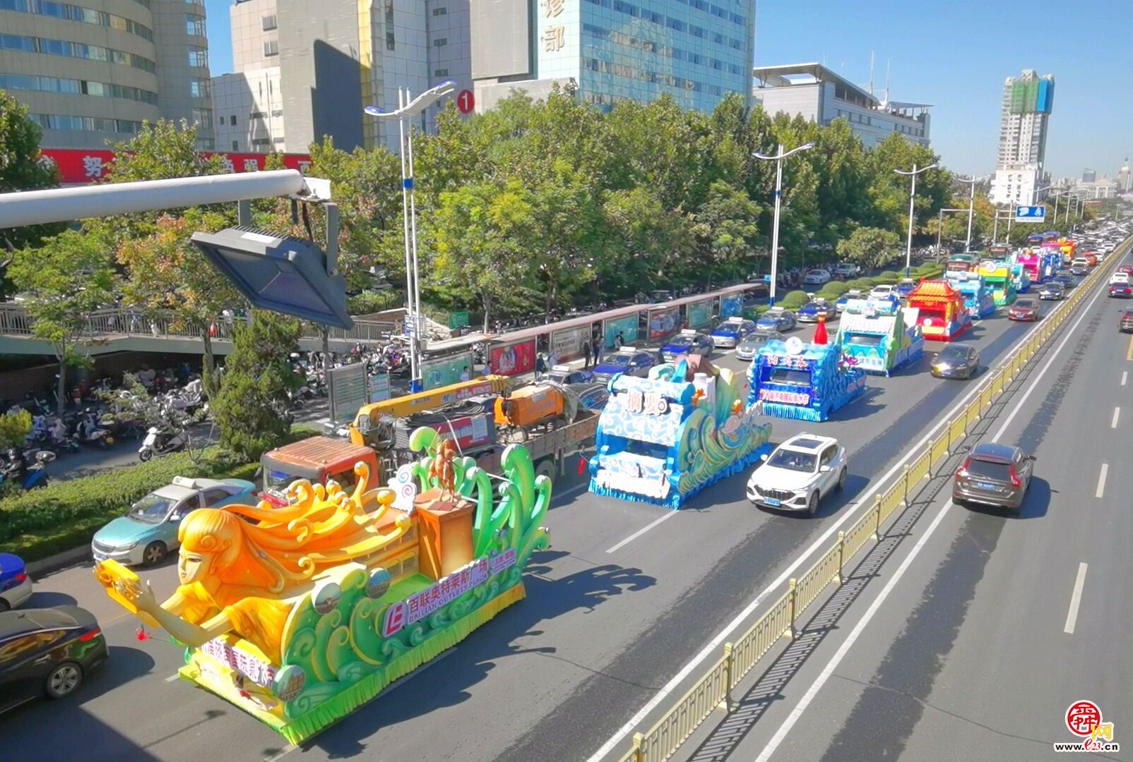 泉水节花车巡游，济南街头一道流动的靓丽风景线