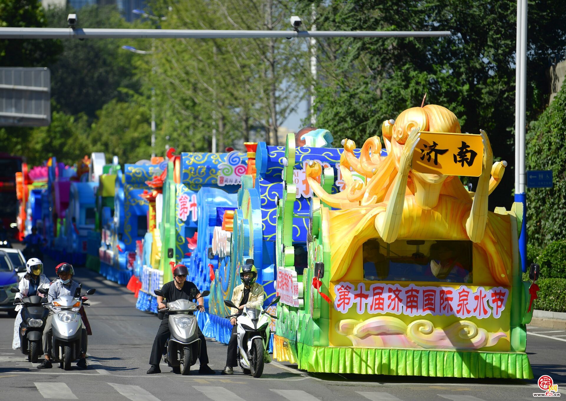 泉水节花车巡游，济南街头一道流动的靓丽风景线