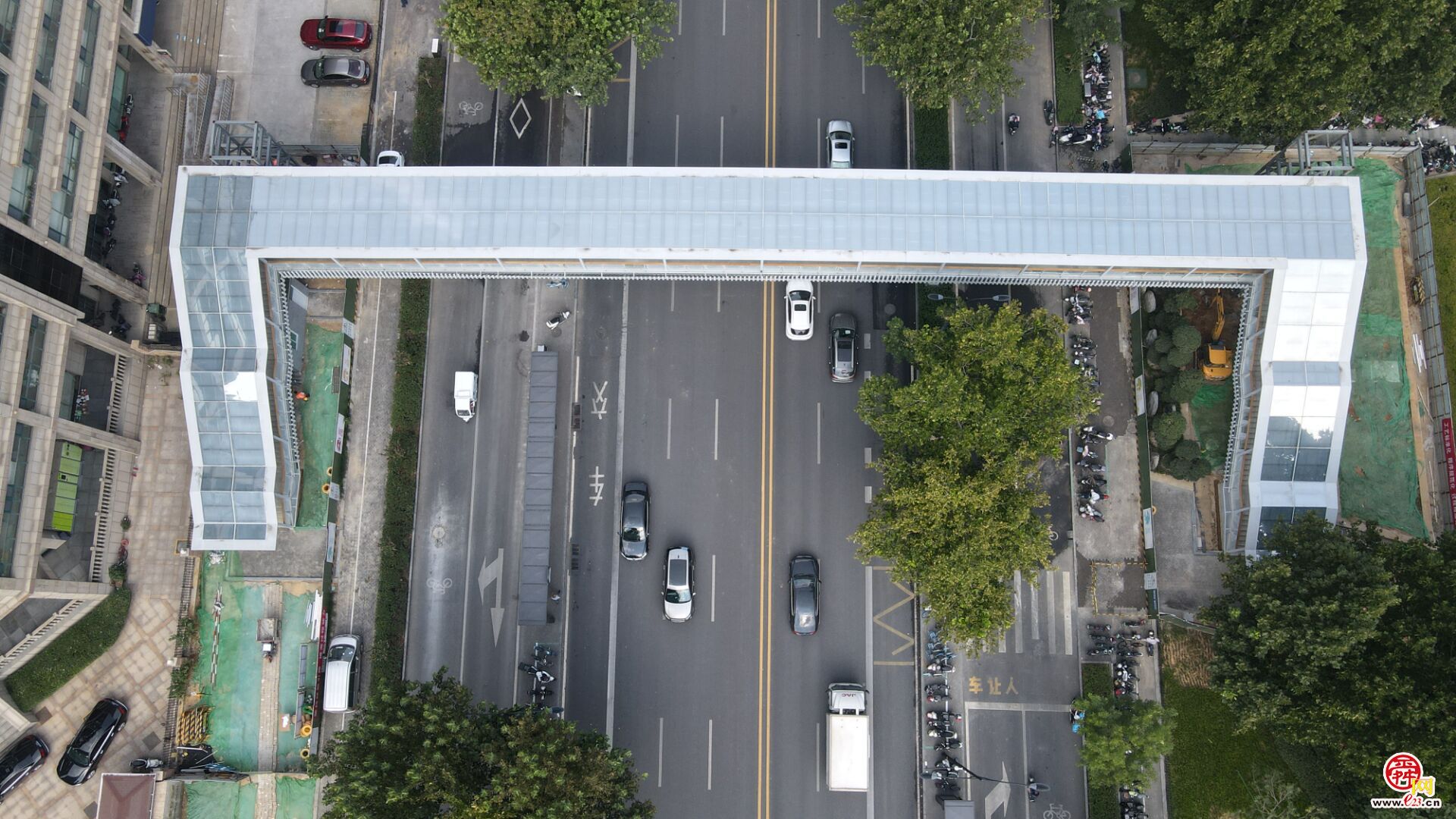 舜华路过街天桥建设进入尾声,新颜亮相