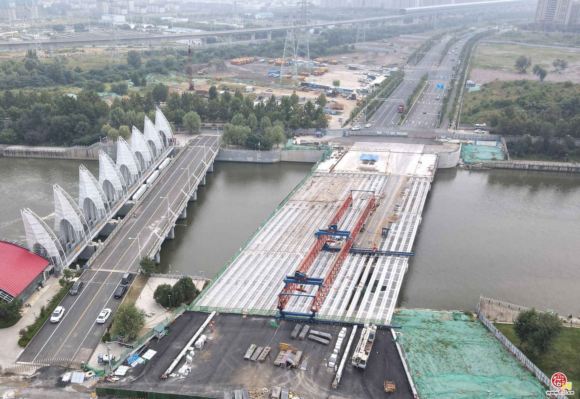 奥体西路北延跨小清河桥箱梁吊装完成