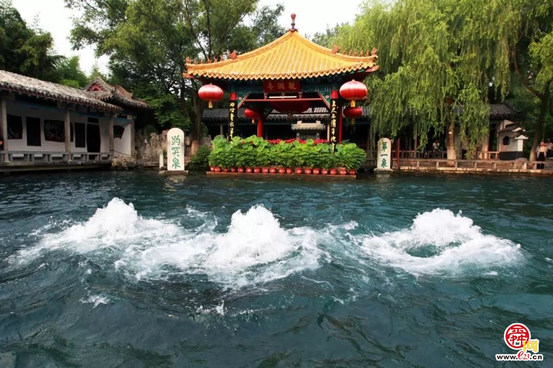 泉水游持续火爆 天下第一泉风景区假期平稳有序