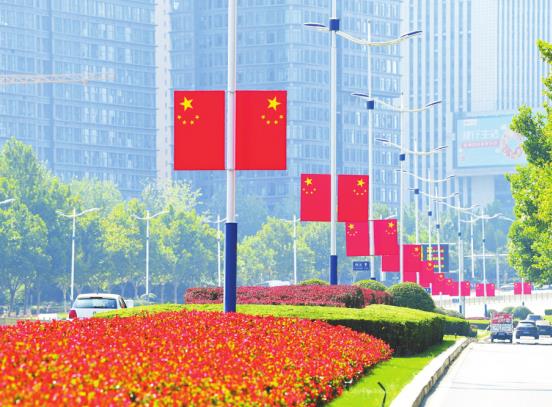 Красный фраг украшает город Цюаньчэн