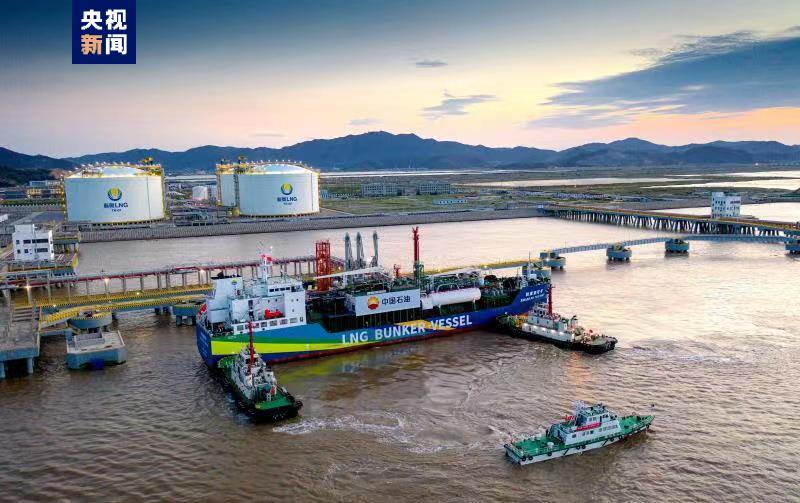 国内首艘C型罐式液化天然气加注船首航靠泊浙江舟山