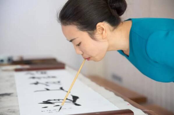 文武双全！青岛黄海学院无臂女教师演绎生命坚韧