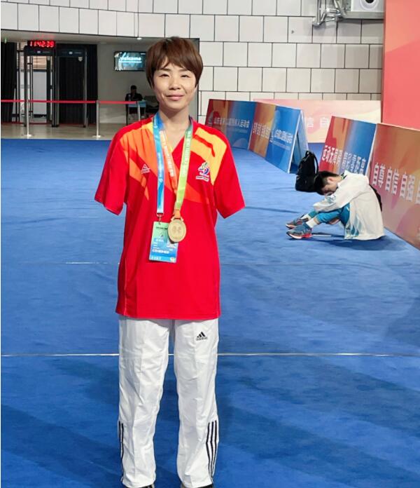 文武双全！青岛黄海学院无臂女教师演绎生命坚韧