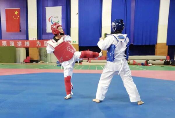 文武双全！青岛黄海学院无臂女教师演绎生命坚韧