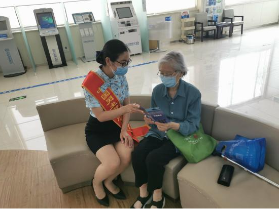 民生银行济南玉函路支行积极开展反假币主题金融知识宣讲活动